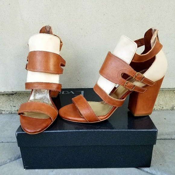 Gorgeous Evado Leather Sandals - Picture 3 of 5